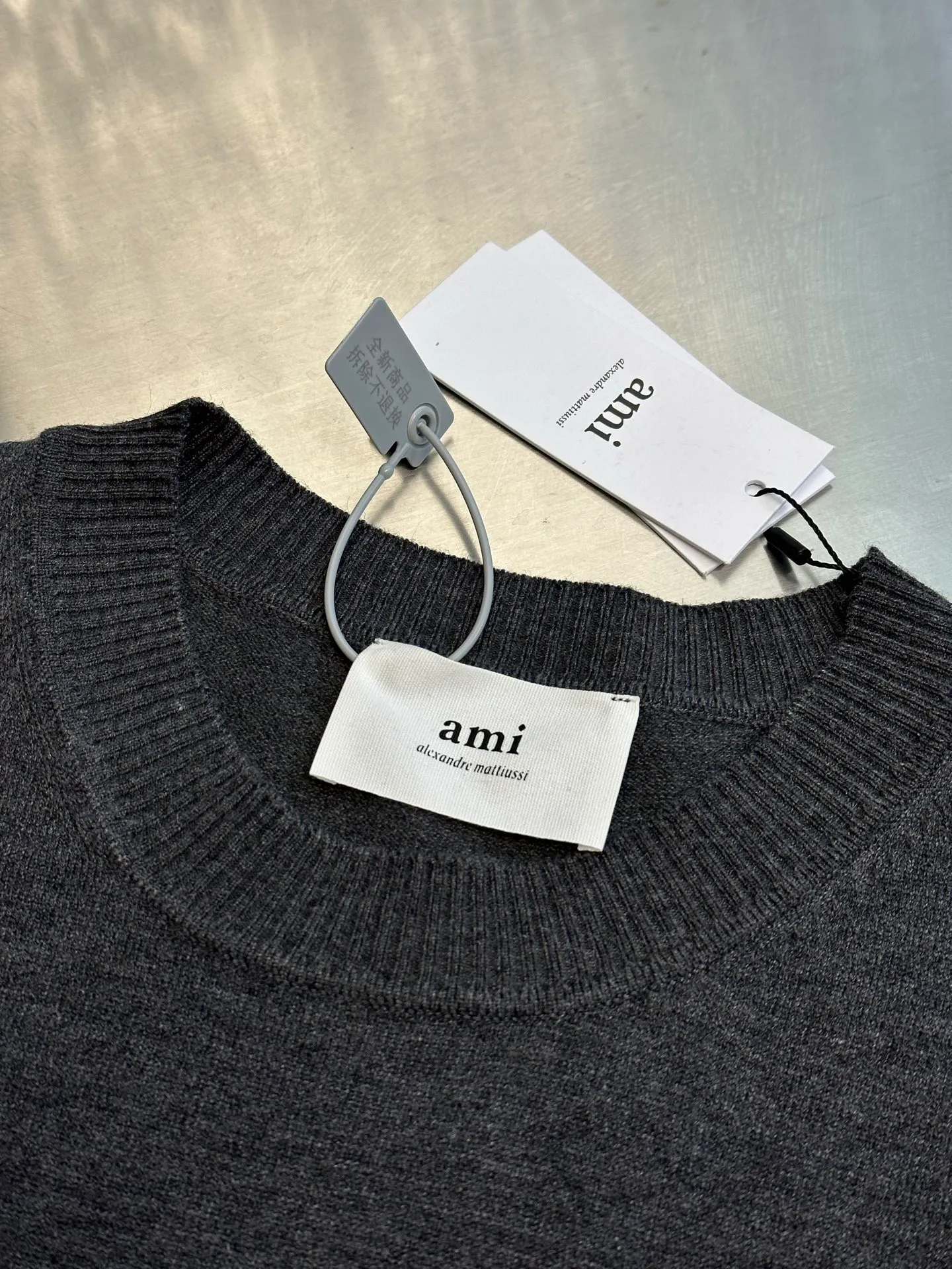 Ami Paris round neck wool ADC embroidered knitted sweater is made of elegant wool double-ply blending. It uses a 12-knitting machine imported from Japan (Shima Seiki), imported embroidery, and wool enzyme washing. Size: s m l xl ⚠️Hand washing is recommended (this product is woven from wool and is not easy to machine wash)